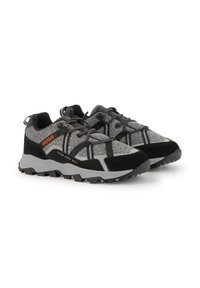 Chaussures de randonnée noires et grises avec une tige en tissu texturé, un renfort à l'avant du pied et une semelle en caoutchouc ; elles présentent des lacets élastiques et un logo sur le côté.