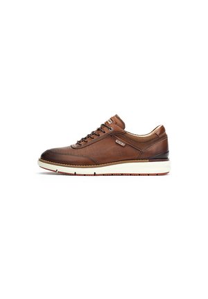 Zapatilla de cuero marrón con parte superior texturizada, suelas en contraste y diseño de cordones. Presenta perforaciones y un collar acolchado para mayor comodidad.