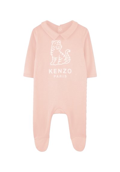 Un body rose clair pour bébé avec des manches courtes, un col cranté et un motif de tigre blanc. Il dispose de boutons-pression pour un habillage facile.