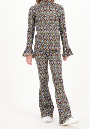 Ensemble deux pièces comprenant un haut à manches longues avec un col haut et des manches évasées, ainsi que un pantalon évasé, dans un motif multicolore en tourbillon.