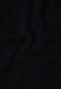 Tissu noir texturé avec une apparence douce et tricotée. Présente un motif légèrement ondulé, indiquant des caractéristiques d'élasticité et de drapé.
