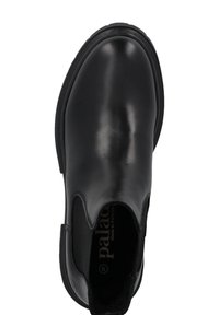 Stivale alla caviglia in pelle nera con pannelli elastici laterali, punta arrotondata e suola piatta in gomma. Texture liscia con una leggera lucentezza.