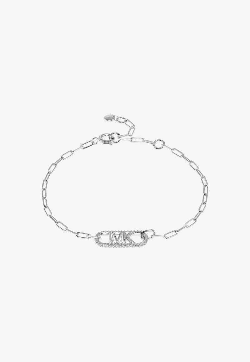 Bracelet chaîne en argent avec un pendentif rectangulaire incrusté de petits cristaux et les initiales "MK" au centre, avec une fermeture à mousqueton.