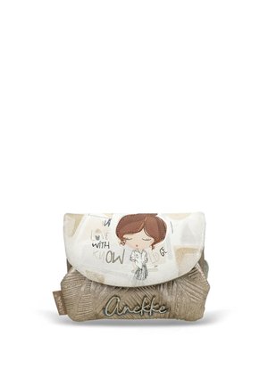 Pequeño bolso de tela beige y blanco con una solapa cerrada que muestra una ilustración de una niña y las palabras "amor con conocimiento".