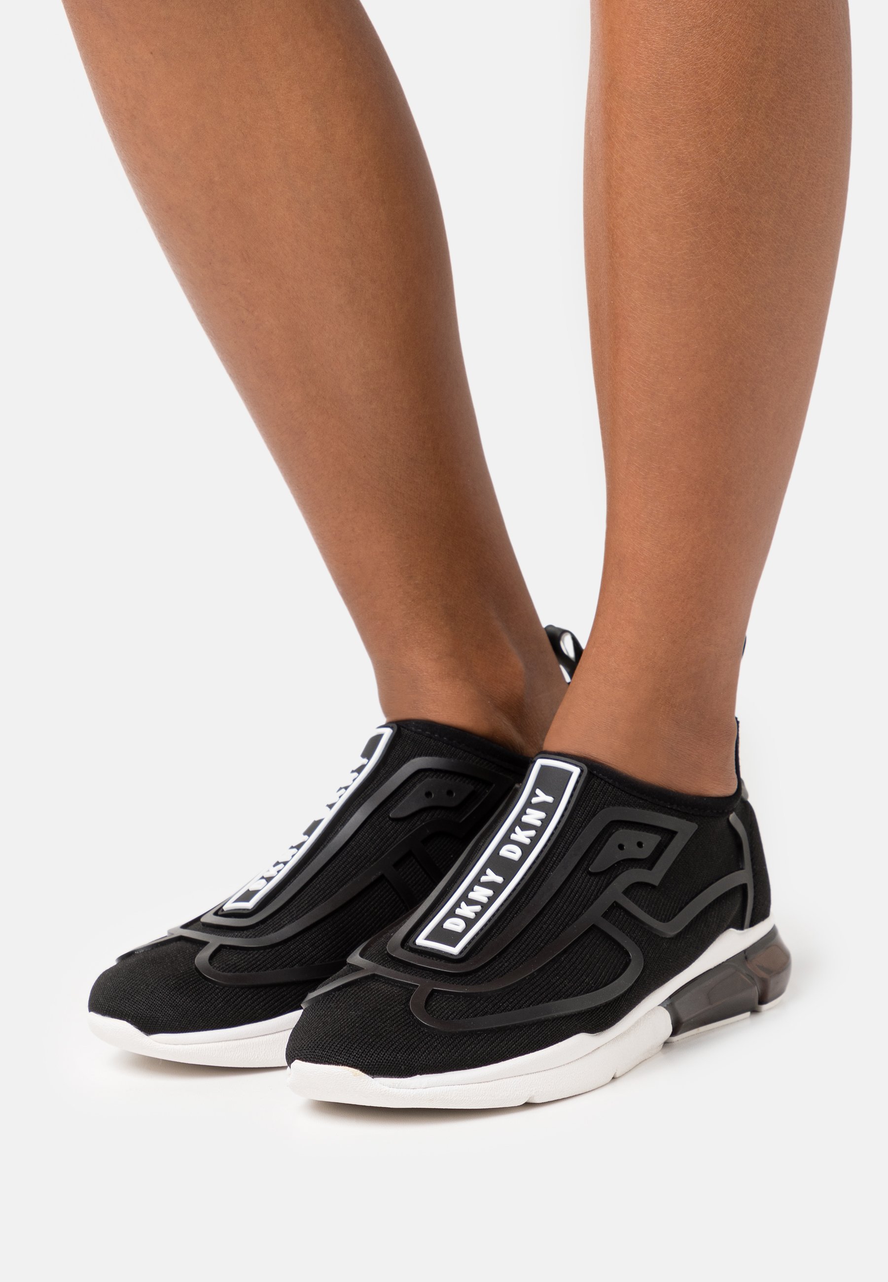 DKNY NILLI Slippers blackwhite Zalando.no DKNY NILLI ZIPPER Joggesko black Zalando.no