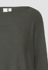Dunkelgrüner Strickpullover mit weitem Ausschnitt, langen Ärmeln und geripptem Muster. Enthält ein Größenetikett am hinteren Ausschnitt.