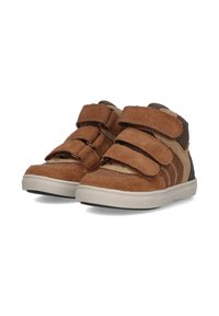 Bruine suède hoge schoenen met drie klittenbandsluitingen, een gestructureerde beige inzet en een witte rubberen zool met zwarte accenten.