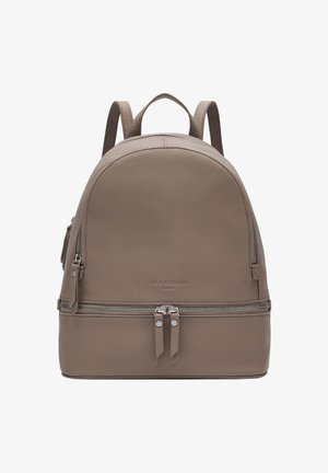 Zaino in pelle color taupe con scomparti frontale e inferiore con cerniera, spallacci imbottiti e la scritta "Liebeskind Berlin" in rilievo sul davanti.