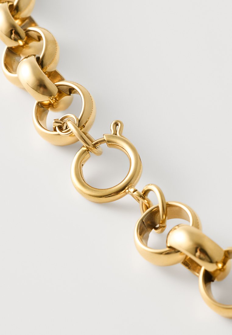Goldfarbener Metallring mit runden und ovalen Gliedern, mit einer strukturierten Oberfläche. Enthält einen Verschluss für sicheren Halt.
