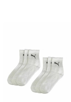 Weiße Baumwoll-Sneakersocken mit gerippten Bündchen und schwarzen Puma-Logo-Akzenten. Viererpack mit glatter Textur.