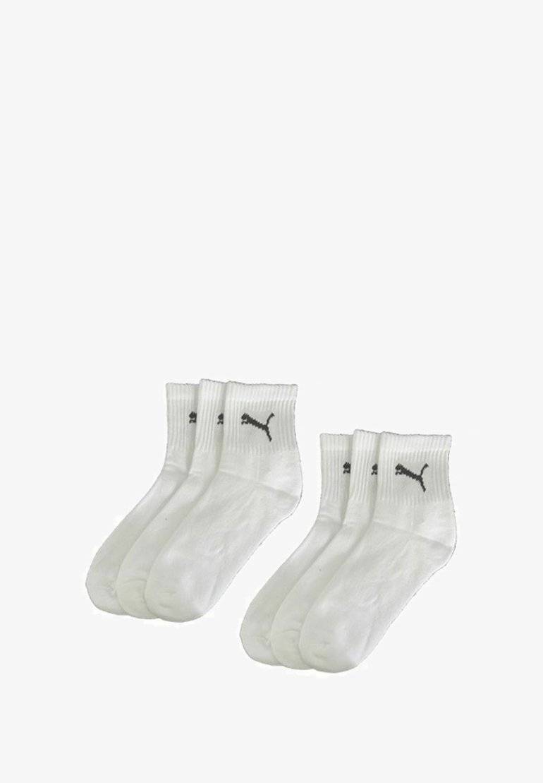 Weiße Baumwoll-Sneakersocken mit gerippten Bündchen und schwarzen Puma-Logo-Akzenten. Viererpack mit glatter Textur.