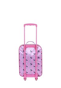 Maleta rodante rosa con un diseño estampado que presenta gatos de dibujos animados. Textura suave, mango extensible y cuatro ruedas pequeñas para mayor movilidad.