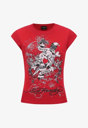 Rød bomuld t-shirt med korte ærmer, prydet med et grafisk design af et kranium, roser og teksten "Death or Glory", med sorte og hvide detaljer.