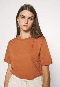 Pieces PCRIA FOLD UP SOLID TEE - T-shirt básica - mocha bisque