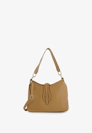 Tasche aus hellbraunem Leder mit einem oberen Tragegurt, silbernem Schnallendetail und abnehmbaren, verstellbaren Schultergurt auf weißem Hintergrund.