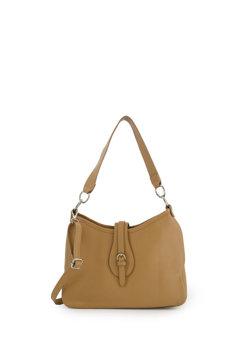 Sac à main en cuir tan avec une sangle supérieure, détail en boucle argentée et une sangle d'épaule amovible et réglable sur fond blanc.