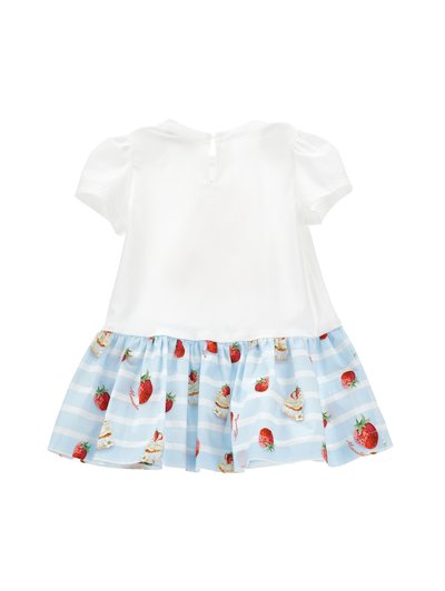 Λευκό βρεφικό φόρεμα με κοντά μανίκια και μπλε φούστα με σχέδιο κόκκινων φραουλών και γλυκών, κλείσιμο με κουμπιά στο πίσω μέρος του λαιμού.