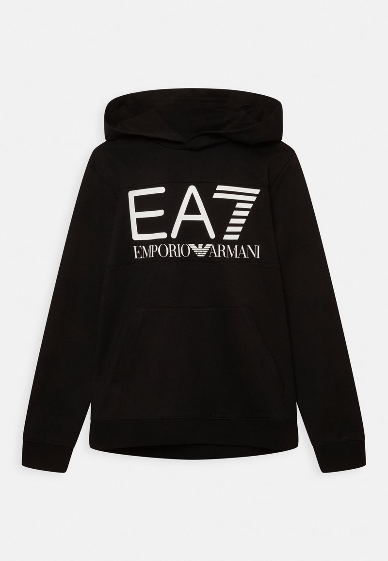 Svart huvtröja med framficka och vit "EA7 Emporio Armani" logotyp över bröstet.
