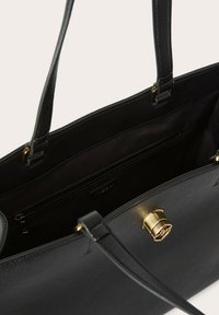 Borsa tote in pelle nera con due manici lunghi, hardware dorato e tasca interna con zip. Esterno testurizzato con una fodera interna liscia.
