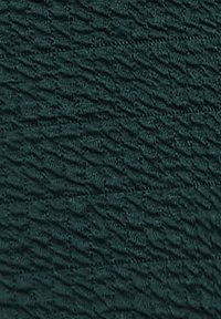 Tissu texturé en bleu sarcelle foncé, présentant un motif ondulé, une surface douce et froissée, et une finition lisse avec un léger éclat.