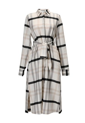 Beige button-up jurk met zwart ruitpatroon, lange mouwen, strikceintuur en zijsplitten, vervaardigd uit lichte stof.