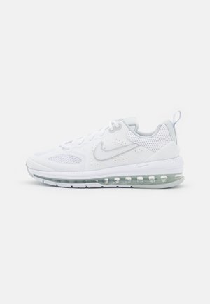 Baskets blanches de sport avec une tige en mesh, des détails perforés et une semelle à coussin d'air transparente. Présente un bout arrondi et un laçage à l'avant.