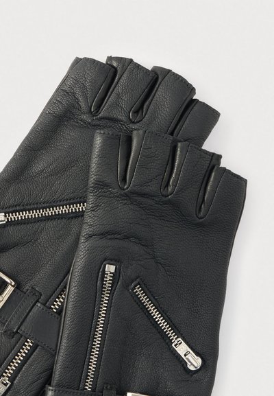 Μαύρα δερμάτινα γάντια χωρίς δάχτυλα με φερμουάρ, υφή αφής και μεταλλικά διακοσμητικά στοιχεία· σχεδιασμένα για άνετη εφαρμογή και λειτουργικότητα.