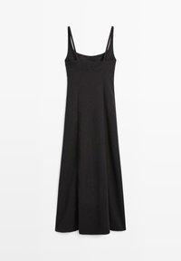 Czarna sukienka maxi bez rękawów z cienkimi ramiączkami i dopasowanym gorsetem, zawieszona na jednolitym białym tle.