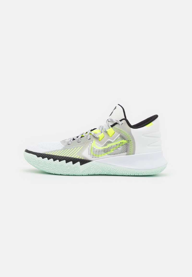 Chaussure de sport blanche et vert fluo avec des accents noirs et gris, semelle texturée et lacets à motifs, présentée de profil.