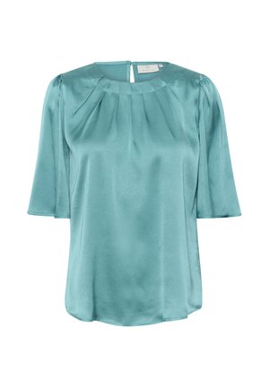 Turkis satinbluse med rund halsudskæring, korte ærmer og plisseret detalje foran. Nøglehulsåbning bagpå.