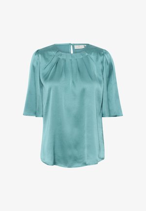 Blouse en satin turquoise avec un col rond, des manches courtes et des détails plissés sur le devant. Ouverture en goutte d'eau dans le dos.