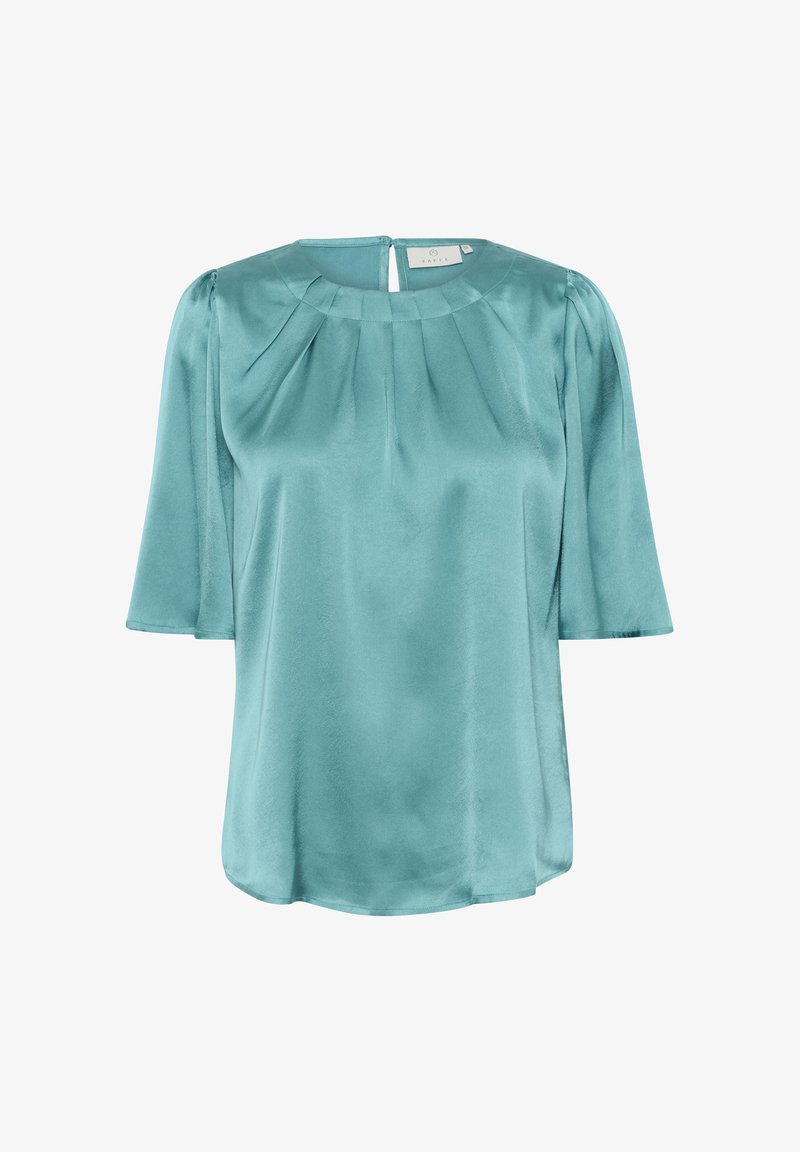 Blouse en satin turquoise avec un col rond, des manches courtes et des détails plissés sur le devant. Ouverture en goutte d'eau dans le dos.