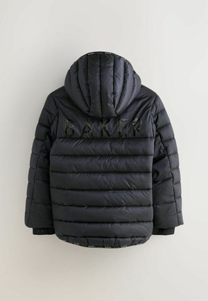 Schwarze Daunenjacke mit horizontalem Steppdesign, ausgestattet mit einer Kapuze und geprägtem "BAKER"-Logo auf dem Rücken. Elastische Bündchen und Saumdetails.