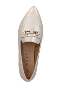 Scarpa piatta beige con punta affusolata, realizzata in pelle texturizzata, con dettaglio di fibbia dorata e una fodera interna liscia.