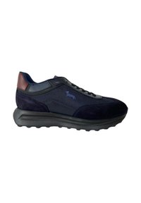 Sneaker blu navy realizzato in mesh e suede, con suola in gomma, colletto imbottito e un accento bordeaux a contrasto sul tallone.
