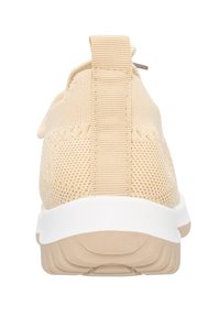 Beige Sneaker mit einem atmungsaktiven Mesh-Obermaterial, texturiertem Rückteil und einer Zuglasche. Verfügt über eine weiße Zwischensohle und eine gerillte, sandfarbene Gummi-Außensohle.