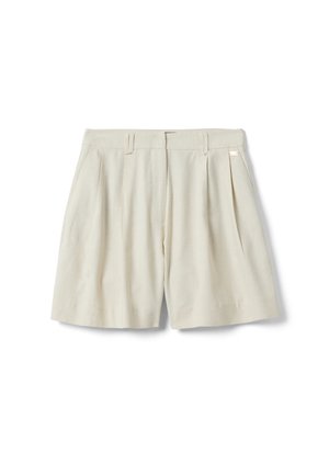 Shorts a medida de cintura alta en color beige crema, con pliegues delanteros, trabillas para cinturón, bolsillos laterales y una pequeña etiqueta metálica de marca en el lado derecho.