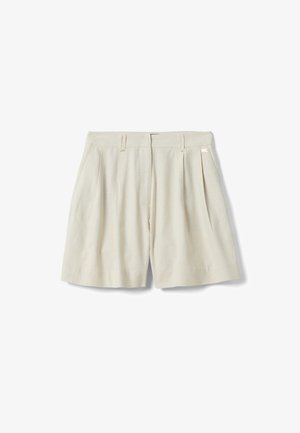 Shorts a medida de cintura alta en color beige crema, con pliegues delanteros, trabillas para cinturón, bolsillos laterales y una pequeña etiqueta metálica de marca en el lado derecho.
