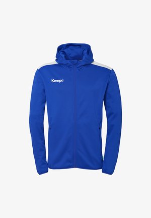 Blå hættejakke med fuld lynlås foran, hvide skuldrelementer og et lille logo på brystet. Har to sidelommer og en hætte.