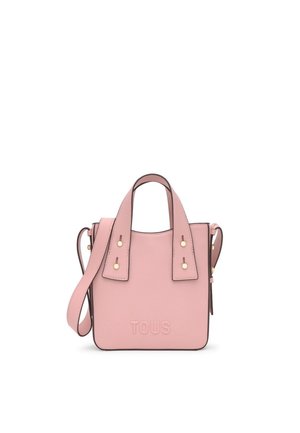 Bolso rosa de TOUS con dos asas superiores, una correa larga para el hombro, cierres en tono dorado y bordes oscuros, sobre fondo blanco.