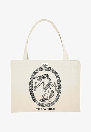 Grand sac tote en toile beige avec un design en art linéaire noir représentant une figure tenant deux baguettes et un oiseau, encadré par un ovale et du texte en dessous.