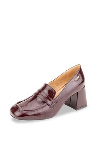 Mocasines de charol burdeos con tacón cuadrado, costura de mocasín, una textura suave y un pequeño acento metálico en el lateral.