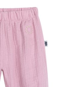 Pantalons en mousseline rose avec une taille élastique, ornés d'un design de broderie de soleil sur le devant et d'une petite étiquette de marque sur le côté.