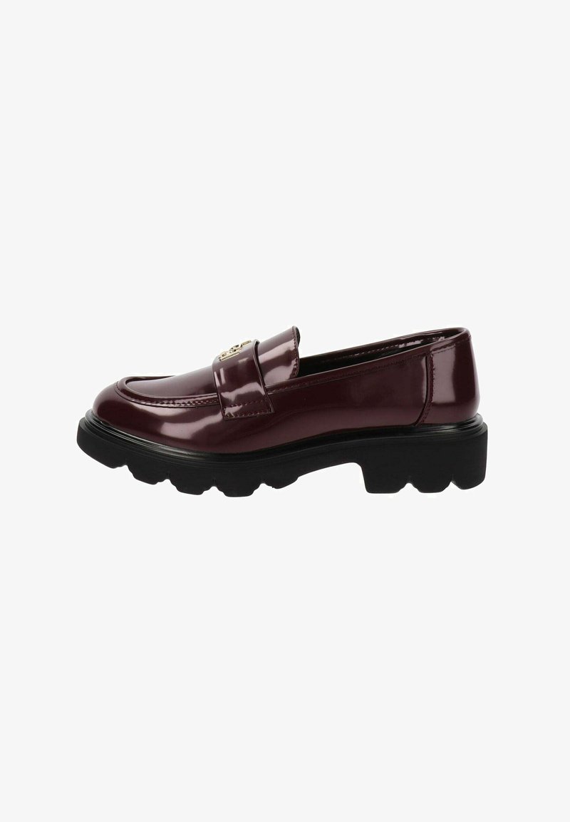 Burgundowe lakierowane loafersy z niską czarną gumową podeszwą, z dekoracyjnym złotym akcentem z przodu oraz zaokrąglonym noskiem.