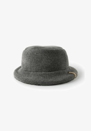 Filthat med rund, struktureret krone og bred, flad skygge i mørkegrå. Inkluderer en lille læderdetalje og har en blød tekstur.