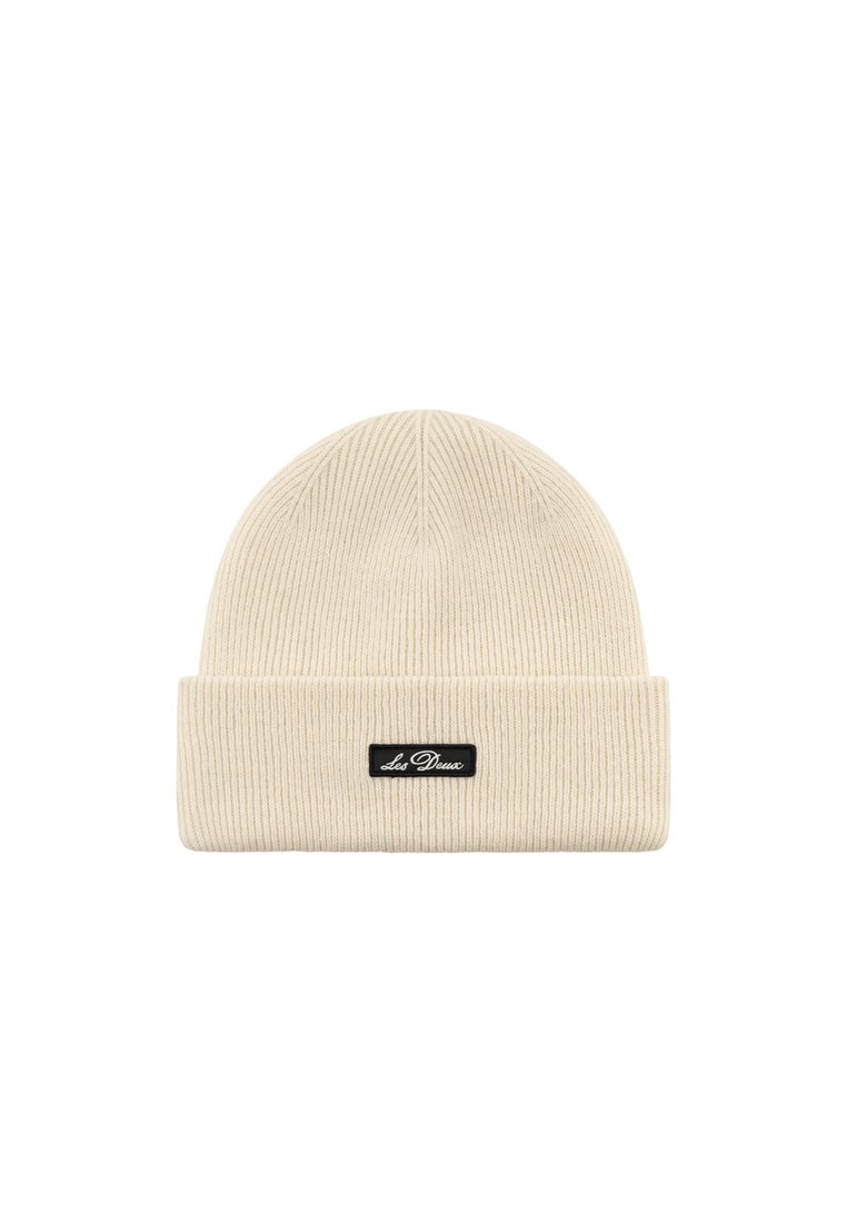 Beżowa czapka beanie o prążkowanej strukturze, z podwiniętym brzegiem i czarną metką haftowaną napisem "Les Deux".