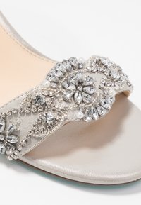 Blue by Betsey Johnson Sandálias - silver