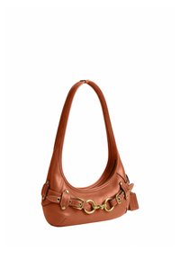 Petit sac à épaule en cuir marron avec boucle dorée et détail chaîne, et une bandoulière arrondie.