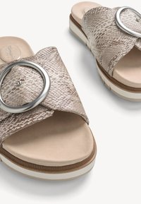 Sandales beige à enfiler avec des brides en cuir effet peau de serpent texturé et de grandes boucles circulaires argentées, dotées de semelles rembourrées et de semelles intermédiaires blanches superposées.