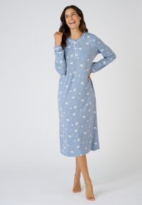 Camicia da notte a maniche lunghe in tessuto azzurro chiaro con motivo di uccelli bianchi, colletto rotondo e apertura con tre bottoni, dotata di taschino sul petto.